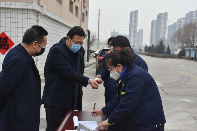 市城管局劉云飛局長一行蒞臨忻州市水務有限責任公司污水處理分公司檢查疫情防控及復工復產工作情況。.jpg